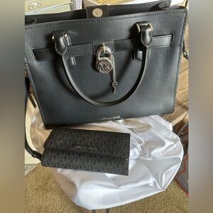 Michael Kors purse brand new never used- without tags.
Wallet very gently used.